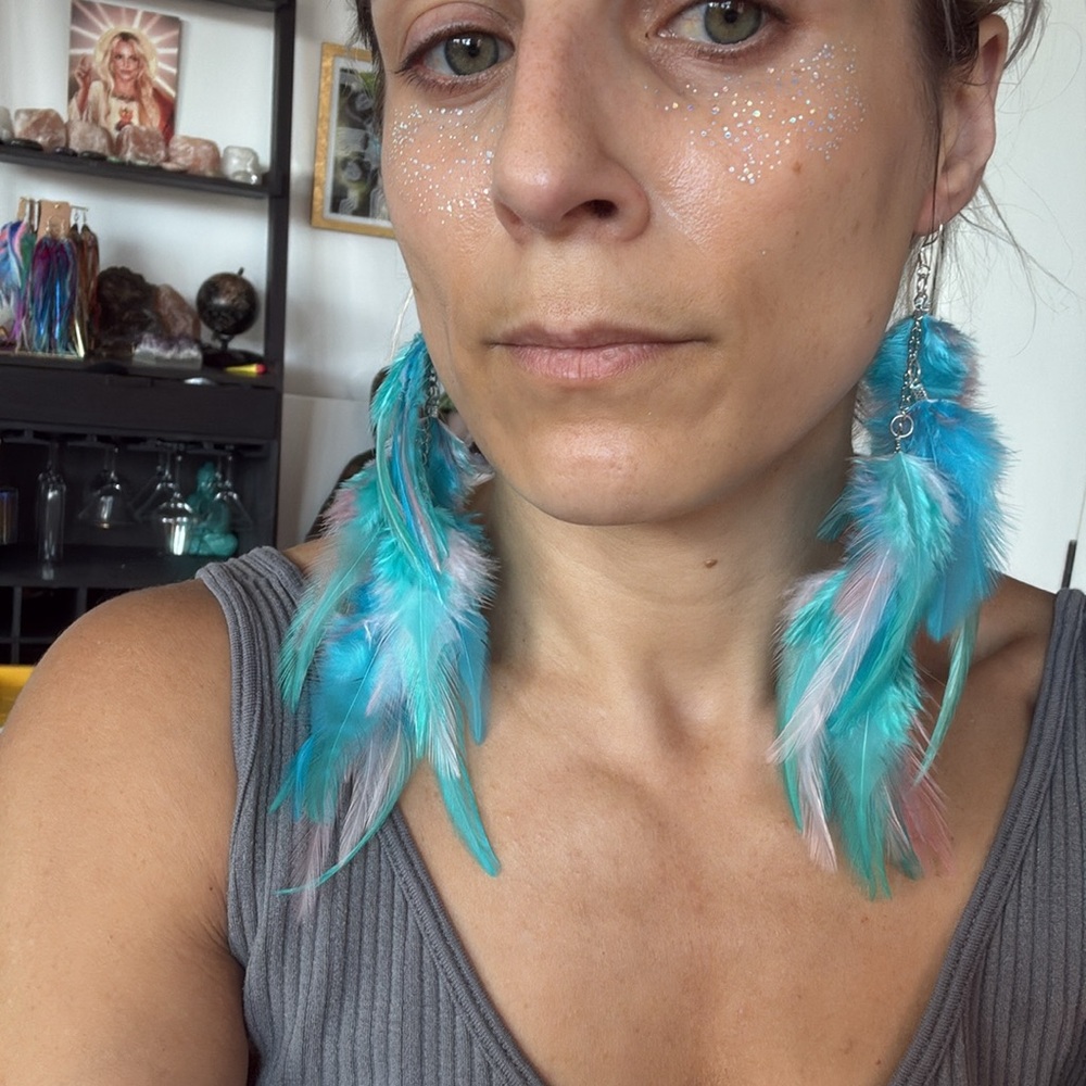 Elegant Feather Earrings in Blue and Pink - Picture 4 of 4